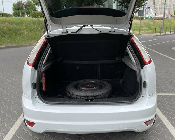 Білий Форд Фокус, об'ємом двигуна 1.4 л та пробігом 325 тис. км за 5000 $, фото 43 на Automoto.ua