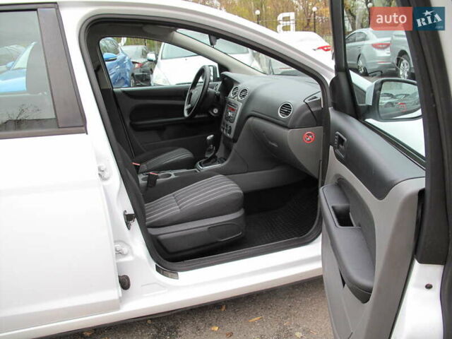 Белый Форд Фокус, объемом двигателя 1.39 л и пробегом 215 тыс. км за 5000 $, фото 27 на Automoto.ua