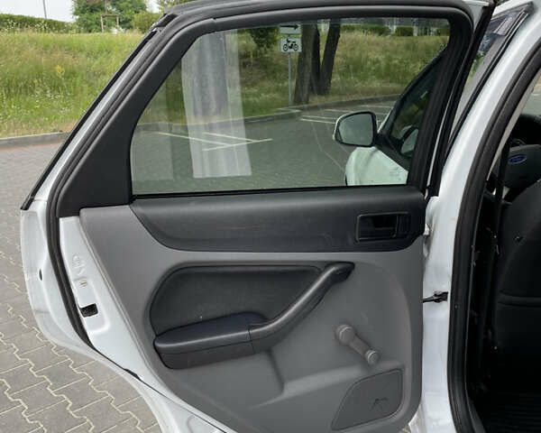 Білий Форд Фокус, об'ємом двигуна 1.4 л та пробігом 325 тис. км за 5000 $, фото 57 на Automoto.ua