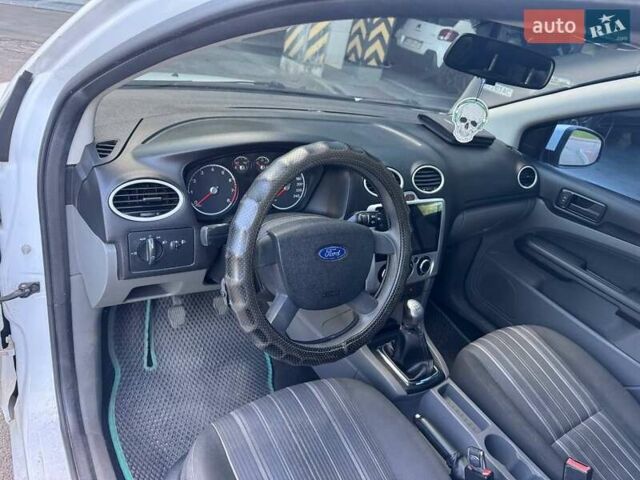 Белый Форд Фокус, объемом двигателя 1.4 л и пробегом 200 тыс. км за 4600 $, фото 11 на Automoto.ua
