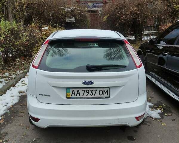 Білий Форд Фокус, об'ємом двигуна 1.6 л та пробігом 227 тис. км за 5200 $, фото 1 на Automoto.ua