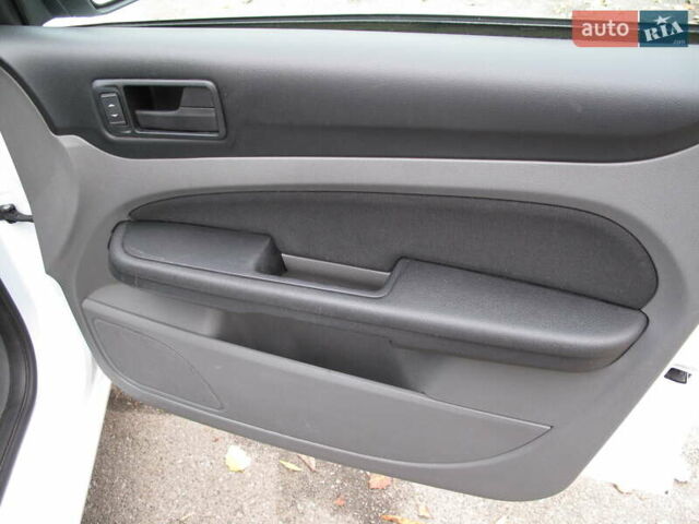 Белый Форд Фокус, объемом двигателя 1.39 л и пробегом 215 тыс. км за 5000 $, фото 28 на Automoto.ua