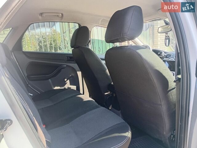 Білий Форд Фокус, об'ємом двигуна 1.39 л та пробігом 225 тис. км за 5300 $, фото 22 на Automoto.ua