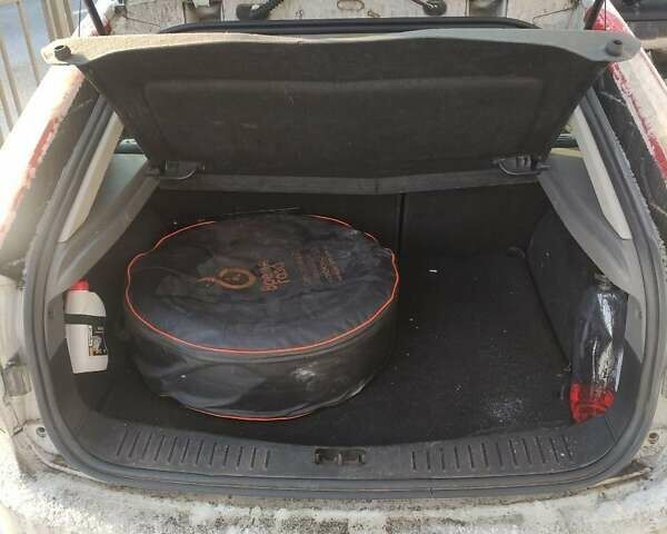 Білий Форд Фокус, об'ємом двигуна 1.6 л та пробігом 227 тис. км за 5200 $, фото 9 на Automoto.ua