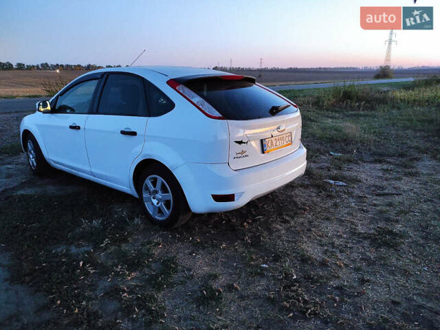 Белый Форд Фокус, объемом двигателя 1.39 л и пробегом 260 тыс. км за 4400 $, фото 3 на Automoto.ua