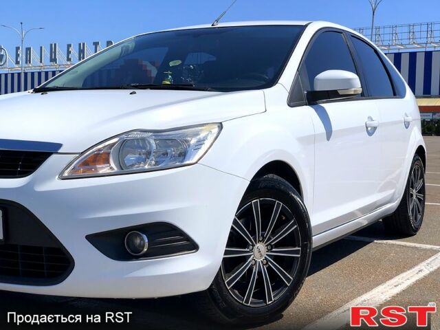 Белый Форд Фокус, объемом двигателя 1.6 л и пробегом 98 тыс. км за 5300 $, фото 1 на Automoto.ua