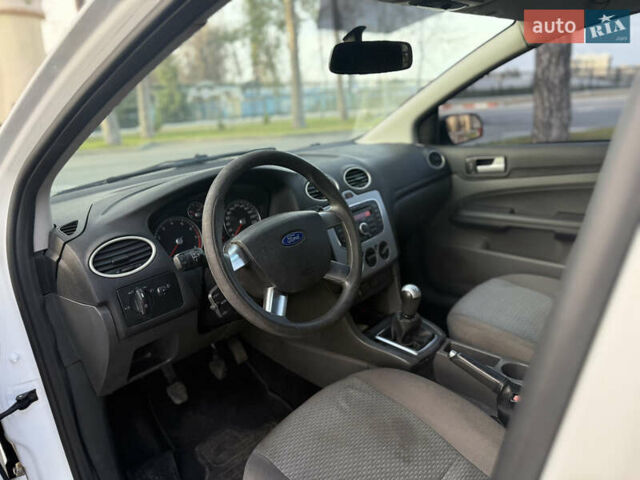 Белый Форд Фокус, объемом двигателя 1.4 л и пробегом 200 тыс. км за 5500 $, фото 10 на Automoto.ua