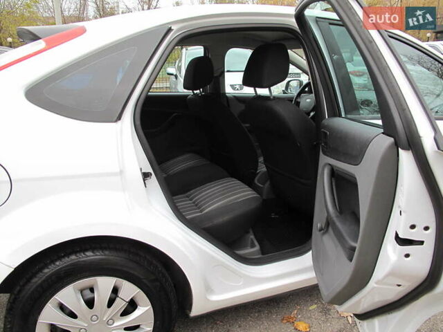 Белый Форд Фокус, объемом двигателя 1.39 л и пробегом 215 тыс. км за 5000 $, фото 36 на Automoto.ua