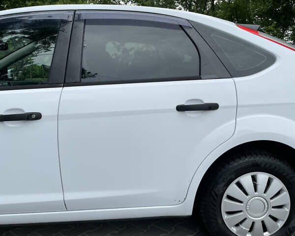 Білий Форд Фокус, об'ємом двигуна 1.4 л та пробігом 325 тис. км за 5000 $, фото 16 на Automoto.ua