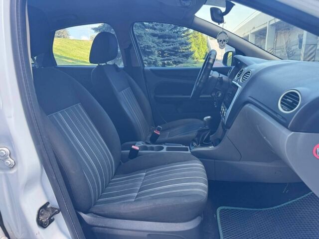 Белый Форд Фокус, объемом двигателя 1.4 л и пробегом 200 тыс. км за 4600 $, фото 7 на Automoto.ua