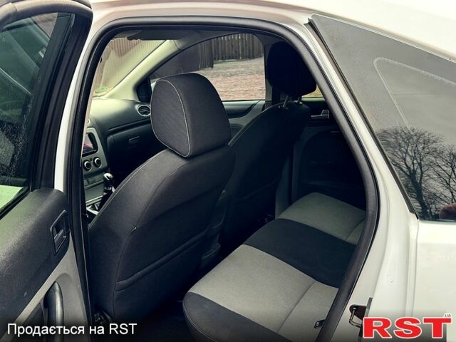 Білий Форд Фокус, об'ємом двигуна 1.6 л та пробігом 148 тис. км за 5500 $, фото 6 на Automoto.ua