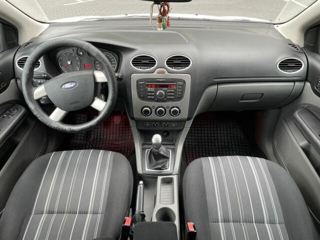 Белый Форд Фокус, объемом двигателя 1.4 л и пробегом 326 тыс. км за 4800 $, фото 7 на Automoto.ua