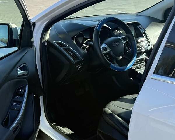 Белый Форд Фокус, объемом двигателя 2 л и пробегом 197 тыс. км за 7500 $, фото 1 на Automoto.ua