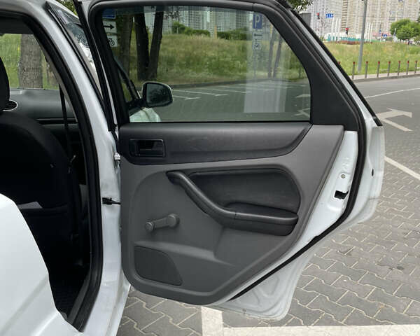 Білий Форд Фокус, об'ємом двигуна 1.4 л та пробігом 325 тис. км за 5000 $, фото 59 на Automoto.ua