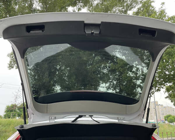 Білий Форд Фокус, об'ємом двигуна 1.4 л та пробігом 325 тис. км за 5000 $, фото 45 на Automoto.ua