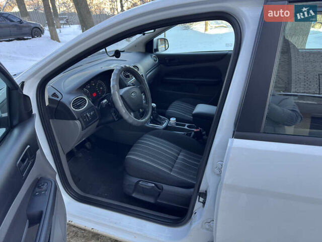 Білий Форд Фокус, об'ємом двигуна 1.4 л та пробігом 230 тис. км за 4050 $, фото 6 на Automoto.ua