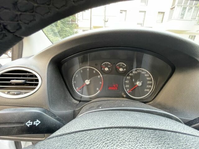 Белый Форд Фокус, объемом двигателя 1.4 л и пробегом 213 тыс. км за 5300 $, фото 6 на Automoto.ua