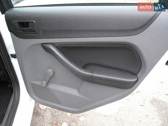 Белый Форд Фокус, объемом двигателя 1.39 л и пробегом 215 тыс. км за 5000 $, фото 37 на Automoto.ua