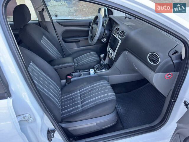 Білий Форд Фокус, об'ємом двигуна 1.4 л та пробігом 230 тис. км за 4050 $, фото 8 на Automoto.ua