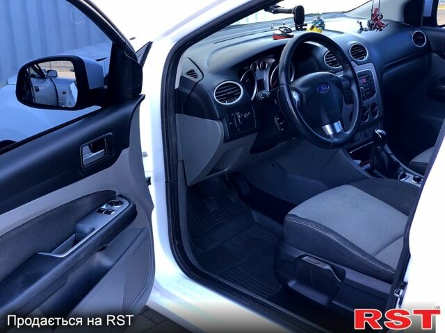 Белый Форд Фокус, объемом двигателя 1.6 л и пробегом 98 тыс. км за 5300 $, фото 8 на Automoto.ua