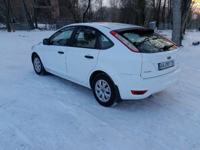 Белый Форд Фокус, объемом двигателя 1.4 л и пробегом 192 тыс. км за 4600 $, фото 3 на Automoto.ua