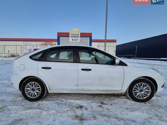 Білий Форд Фокус, об'ємом двигуна 1.4 л та пробігом 215 тис. км за 5300 $, фото 1 на Automoto.ua