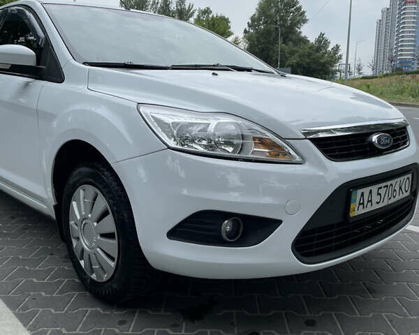 Білий Форд Фокус, об'ємом двигуна 1.4 л та пробігом 325 тис. км за 5000 $, фото 1 на Automoto.ua