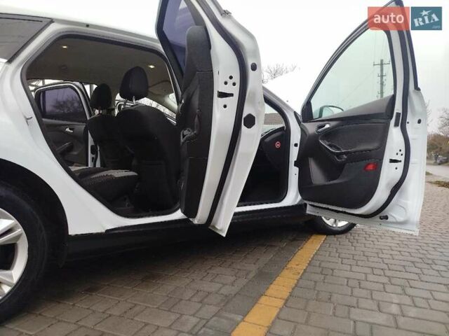 Білий Форд Фокус, об'ємом двигуна 1.6 л та пробігом 266 тис. км за 6999 $, фото 39 на Automoto.ua