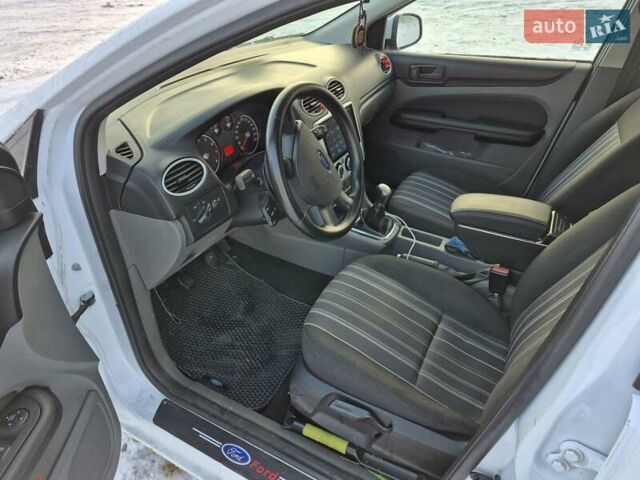 Білий Форд Фокус, об'ємом двигуна 1.4 л та пробігом 215 тис. км за 5300 $, фото 9 на Automoto.ua