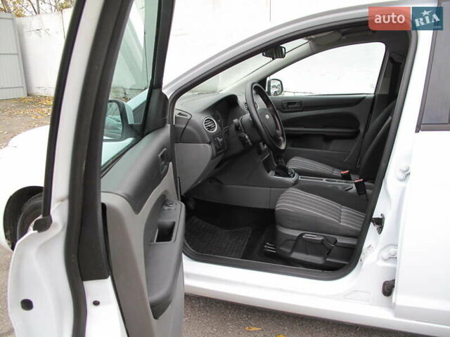 Белый Форд Фокус, объемом двигателя 1.39 л и пробегом 215 тыс. км за 5000 $, фото 11 на Automoto.ua