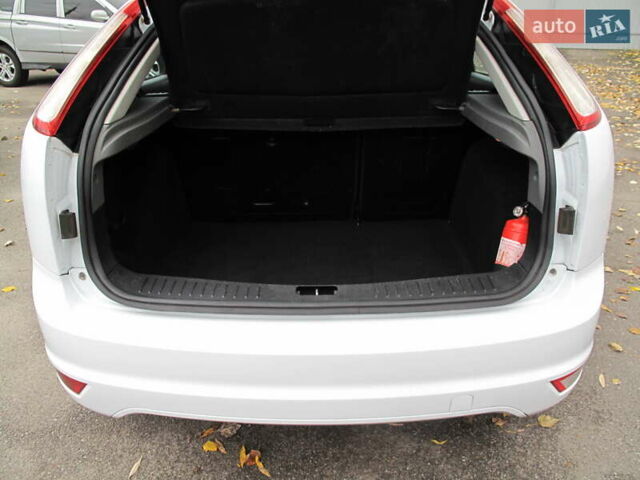 Белый Форд Фокус, объемом двигателя 1.39 л и пробегом 215 тыс. км за 5000 $, фото 47 на Automoto.ua