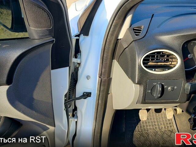 Білий Форд Фокус, об'ємом двигуна 1.4 л та пробігом 190 тис. км за 5000 $, фото 12 на Automoto.ua