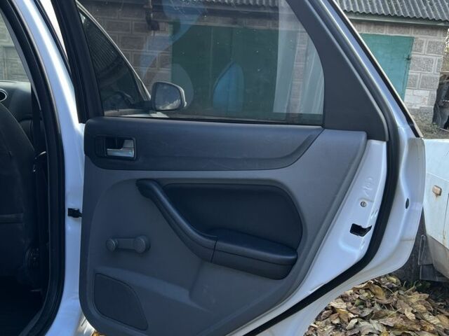 Белый Форд Фокус, объемом двигателя 1.6 л и пробегом 232 тыс. км за 5300 $, фото 11 на Automoto.ua