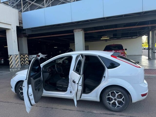 Белый Форд Фокус, объемом двигателя 1.4 л и пробегом 200 тыс. км за 4600 $, фото 9 на Automoto.ua