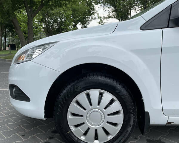 Білий Форд Фокус, об'ємом двигуна 1.4 л та пробігом 325 тис. км за 5000 $, фото 12 на Automoto.ua