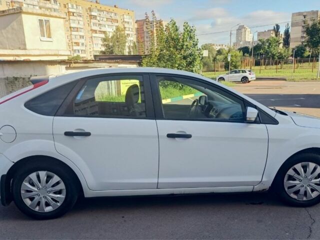 Білий Форд Фокус, об'ємом двигуна 1.4 л та пробігом 215 тис. км за 4500 $, фото 5 на Automoto.ua