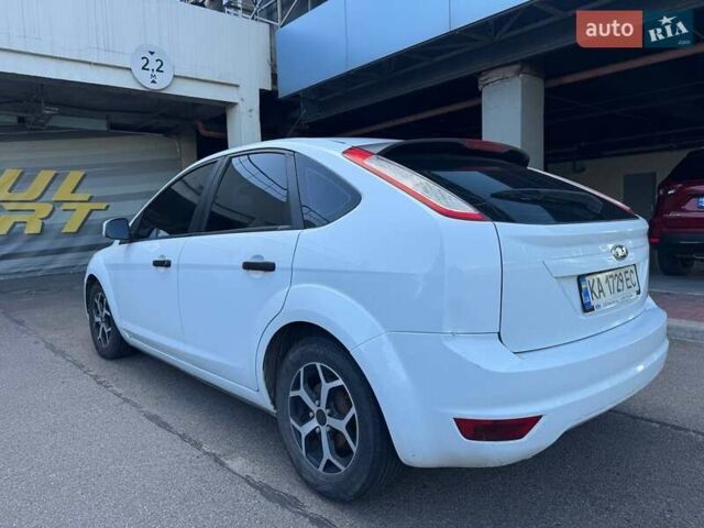 Белый Форд Фокус, объемом двигателя 1.4 л и пробегом 200 тыс. км за 4600 $, фото 1 на Automoto.ua