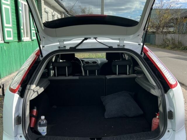 Белый Форд Фокус, объемом двигателя 1.6 л и пробегом 232 тыс. км за 5300 $, фото 7 на Automoto.ua