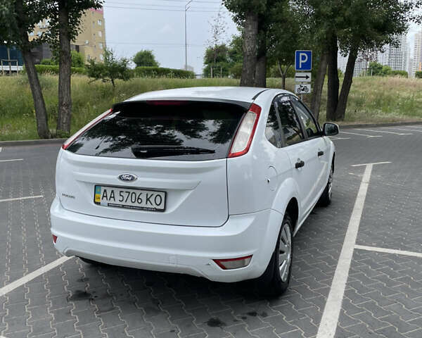 Білий Форд Фокус, об'ємом двигуна 1.4 л та пробігом 325 тис. км за 5000 $, фото 40 на Automoto.ua