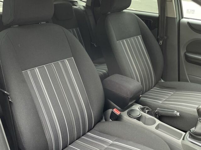 Белый Форд Фокус, объемом двигателя 1.4 л и пробегом 326 тыс. км за 4800 $, фото 6 на Automoto.ua