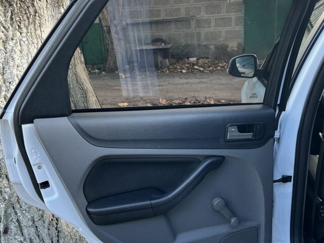 Белый Форд Фокус, объемом двигателя 1.6 л и пробегом 232 тыс. км за 5300 $, фото 10 на Automoto.ua