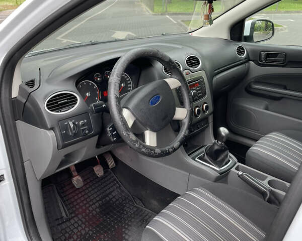 Білий Форд Фокус, об'ємом двигуна 1.4 л та пробігом 325 тис. км за 5000 $, фото 65 на Automoto.ua