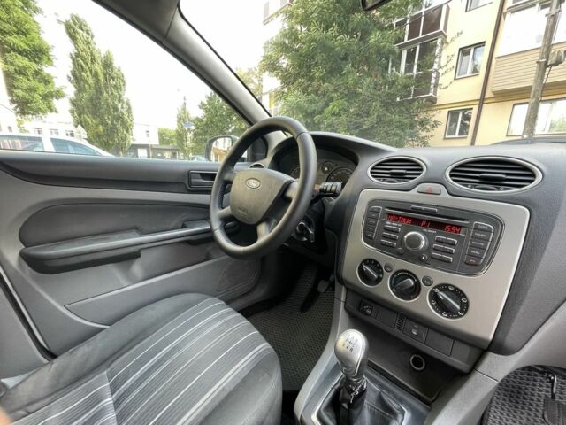 Белый Форд Фокус, объемом двигателя 1.4 л и пробегом 213 тыс. км за 5300 $, фото 7 на Automoto.ua