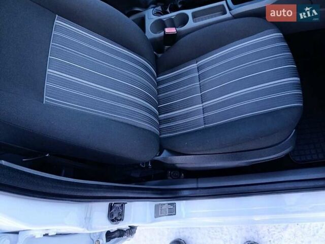 Белый Форд Фокус, объемом двигателя 1.4 л и пробегом 192 тыс. км за 4600 $, фото 5 на Automoto.ua