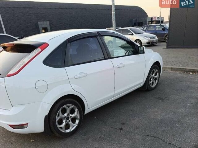 Белый Форд Фокус, объемом двигателя 1.6 л и пробегом 197 тыс. км за 6500 $, фото 2 на Automoto.ua