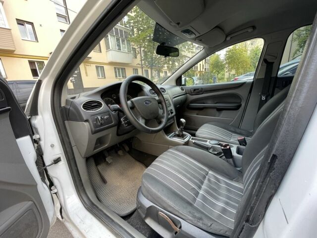 Белый Форд Фокус, объемом двигателя 1.4 л и пробегом 213 тыс. км за 5300 $, фото 5 на Automoto.ua