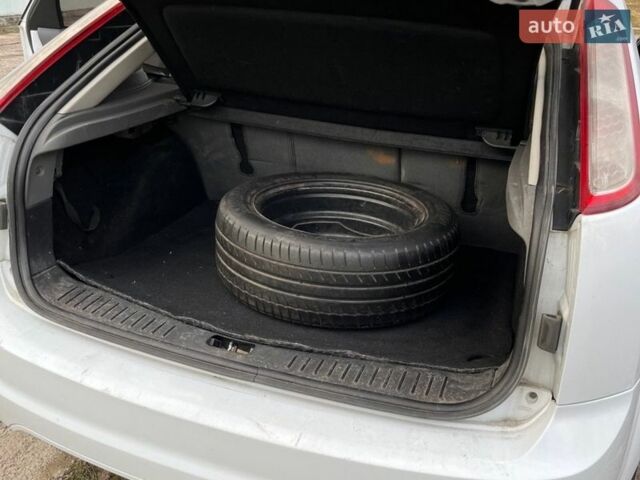 Белый Форд Фокус, объемом двигателя 1.6 л и пробегом 348 тыс. км за 5200 $, фото 8 на Automoto.ua