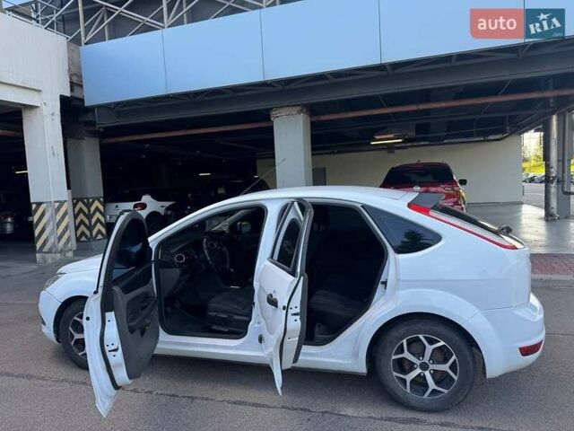 Белый Форд Фокус, объемом двигателя 1.4 л и пробегом 200 тыс. км за 4600 $, фото 6 на Automoto.ua