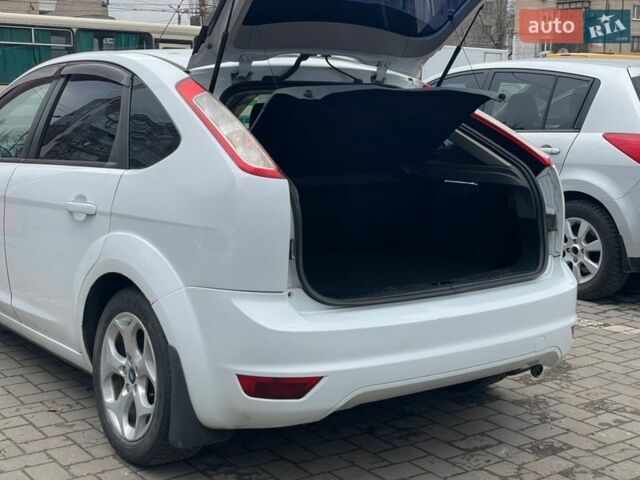 Белый Форд Фокус, объемом двигателя 1.6 л и пробегом 198 тыс. км за 5900 $, фото 10 на Automoto.ua