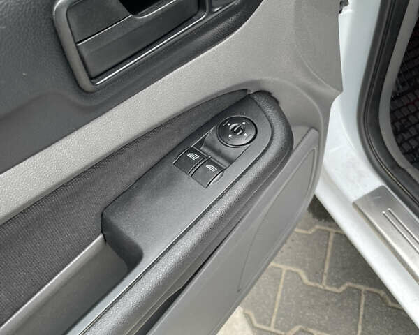 Білий Форд Фокус, об'ємом двигуна 1.4 л та пробігом 325 тис. км за 5000 $, фото 56 на Automoto.ua